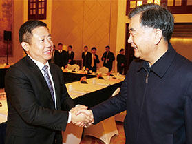 十九屆中央政治局常委，第十三屆全國(guó)政協(xié)主席汪洋與周海江握手合影